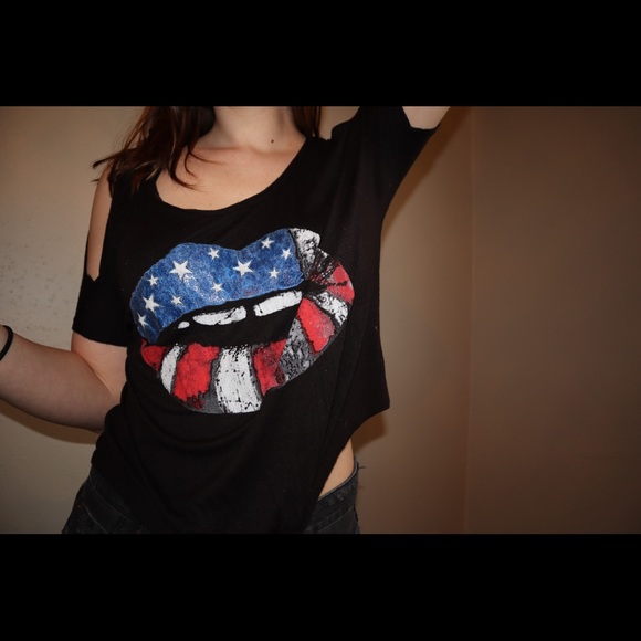 Lips tee with cut back! - Picture 2 of 3